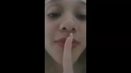 Một anh chàng phim sexy moi nhat đầu trọc chịch em gái đeo kính và bắn đầy tinh trùng vào mặt em ấy.