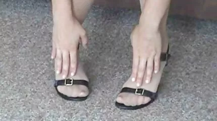 Cha video sexy nhat ban mẹ quay lưng lại, và Isabella đã đóng khung vào mông cô ấy.