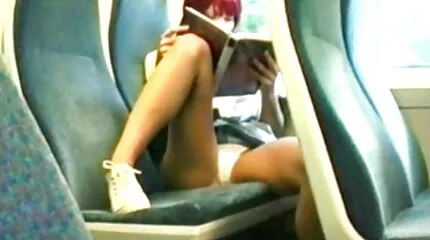 Bộ ngực ngon ngọt của một người phụ nữ béo phim sexy nhật bản được phủ một lớp kem.