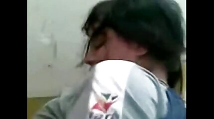 Kiêm trên bụng cô ấy