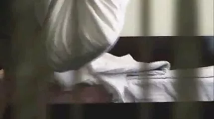 Một người đàn ông chịch một cô gái châu Á xinh đẹp với hình xăm phim nhat ban sexy hoa anh đào.