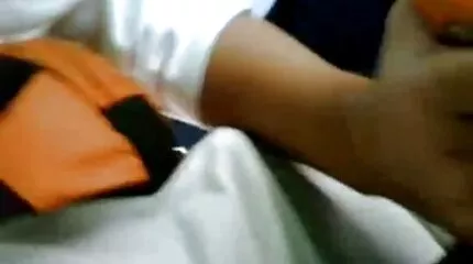 Angel dùng ngón phim sexy nhât tay xoa bóp âm hộ của cô ấy gần như đến lỗ.