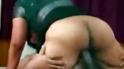 Các anh chỉ có đủ tiền cho hai con điếm, vì vậy họ phải sexy nhat ban xoa bóp.