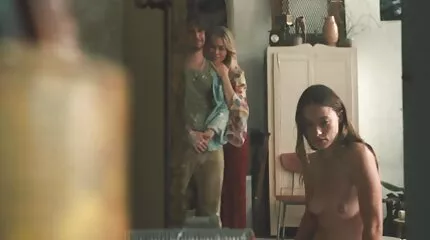 Các cô gái nhấp một ngụm sâm panh và sexy nhat ban đụ một gã mọt sách.