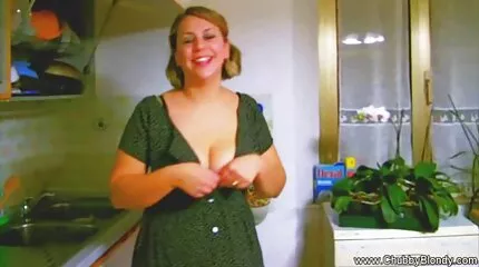 Chồng phát cuồng vì bóng đá khi vợ tuyên bố sẵn gai sexy nhat ban sàng tặng thanh socola!.